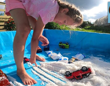 Дети и Игрушки. Диана играет в машинки HotWheels на бездорожье, в лужах и грязи. Манкиту