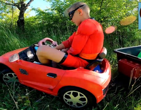 Дети и Машина. Диана, Даня и Милан играют в полицию и скорую помощь. Манкиту