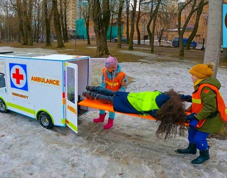 Стали врачами на машине скорой помощи. Дети и Машина. Манкиту