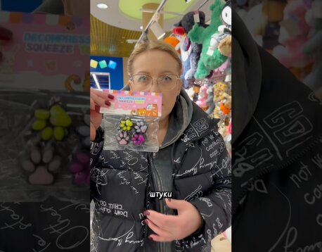 Настя заботится о своем щенке по кличке Лайк