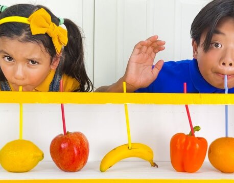 Alice and Eva Make Fruit Juice While Playing Together! Funny Kids Video