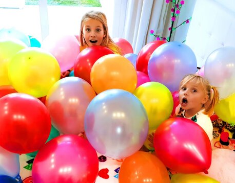Balloons, Colors, and Fun: Playtime Adventures with Alice, Eva, and Dad! 🎈