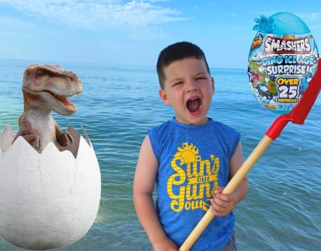 GIANT Surprise Eggs! Alicia and Eva Discover Dinosaurs and Fun Toys 🦖🎉