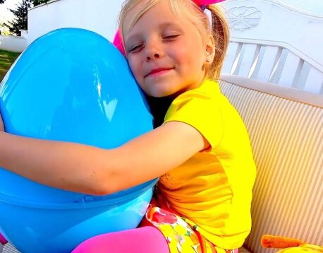 Guess What’s Inside! Alice Finds Toys In Surprise Eggs