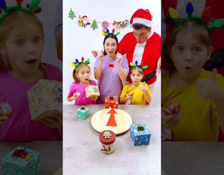 Join Eva and Alisa in spreading festive cheer this Merry Christmas and Happy New Year! 🎄🎅