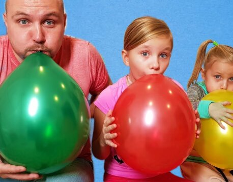 Kids and Daddy Learn Colors with Balloons | Alice and Eva Have Fun Playtime with Songs