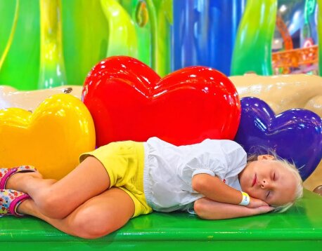 Kids Play and Have Fun in Cartoon Park with Giant Dolls / Alice and Eva in the Amusement Park