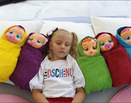 Learn Colors With Giant Dolls, Balloons and Surprises! Fun Kids Videos with Alice and Eva