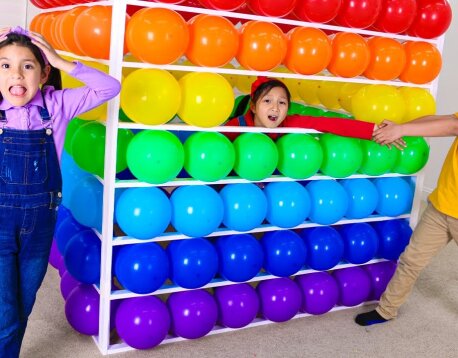 Water balloon 🎈Alice and Eva pop the BALLOON | Air Balloons for kids