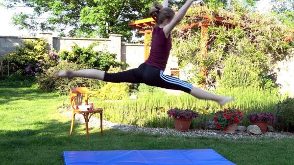 Ярослава Спортивная — Безумный гимнастический челлендж с газировкой ! Chug a Jug Gymnastics Challenge !