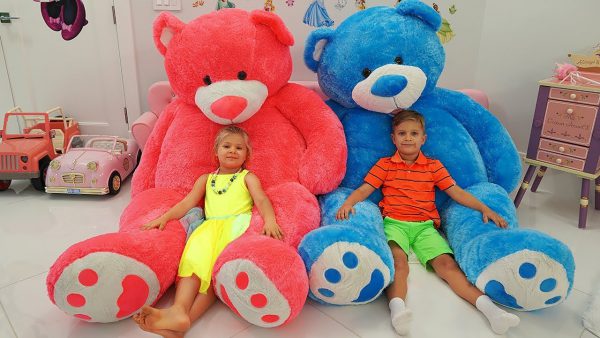 Кидс Диана Шоу — Diana and Roma play with Giant Teddy bears