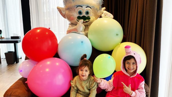 Эмилюша представляет — Emily & Daniella Pretend Play Fun Playtime with Magic Color Balloons