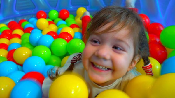 Эмилюша представляет — Sonic & Kids are playing with colorful balls