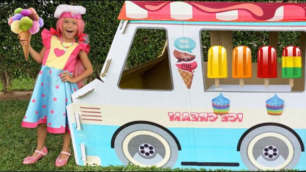 Маленькая Мисс София — Sofia fun selling in Ice Cream Truck!! София и веселая история про мороженое