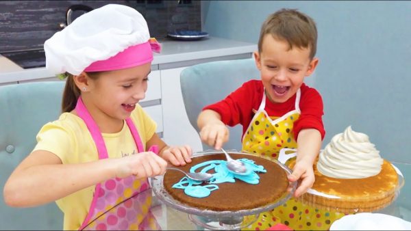 Маленькая Мисс София — София и Макс готовят торт и играют с папой — Funny stories for kids