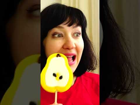 Супер Полина — Полина играет конфетами с мамой