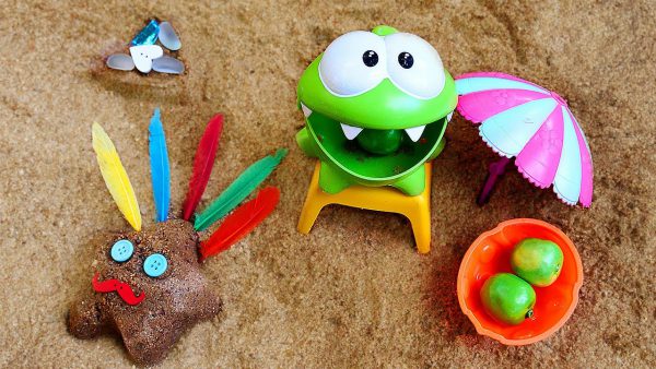 ДиДи ТВ — Игры в песочнице: Ам Ням украшает куличики из песка! Развивающее видео для детей и песочница
