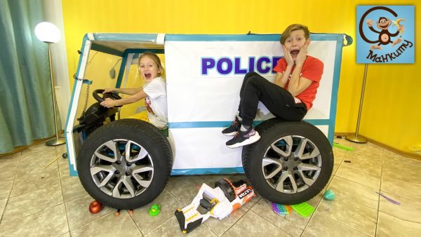 Дети и Машина. Полицейская машина давит вещи колёсами.