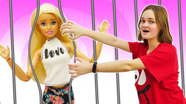 Кукла Барби покупала одежду и сломала банкомат! Видео про игры в магазин — видео куклы и игрушки