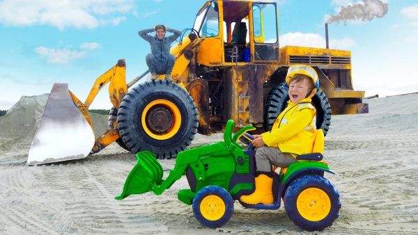 Super Senya and Daddy repair a Huge Tractor