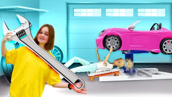 Веселое видео про Барби. Куклы Барби и Кен на свидании толкают машину?! Игры для девочек в игрушки
