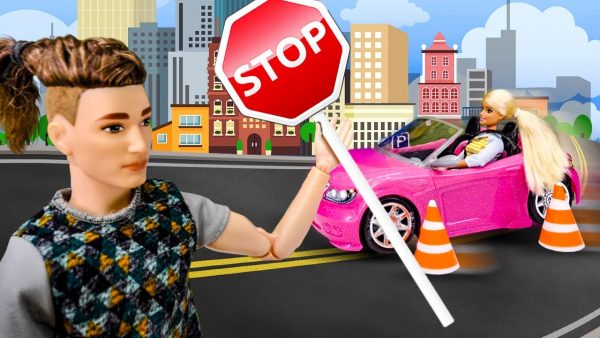 Видео про игры в Куклы Барби — Машина Барби в автомастерской! Барби выбирает новую машину