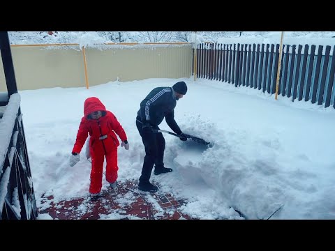 ВЛОГ На Кубань ПРИШЛА ЗИМА как на Урале ! Дети играют со снегом, а взрослые работают ! @Мили Ванили