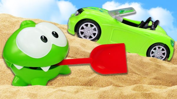 Ам Ням застрял в песке на машине! Мультфильмы для детей про игрушки и приключения Ам Няма