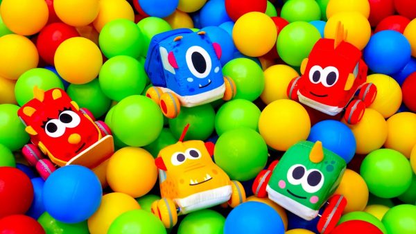 Машинки Мокас играют в бассейне с шариками! Мультики и развивающее видео для детей