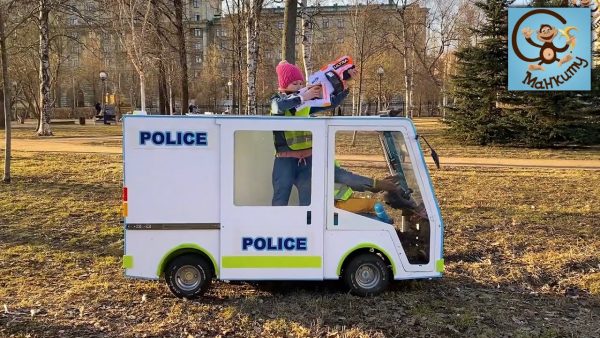 Дити и Машина. Диана и Даня играют в полицию — погоня за серым волком на полицейской машине. Манкиту