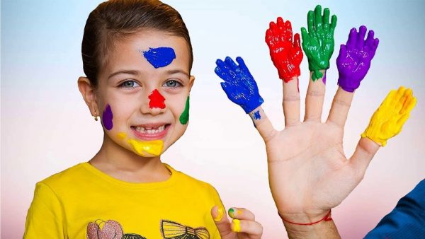 Playing Finger Paints to Song Family Colors! Best Funny Song Collection from Sweet Emily