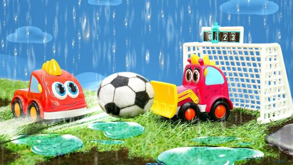 Машинки Мокас играют в футбол под дождем! Мультики для детей и видео для малышей