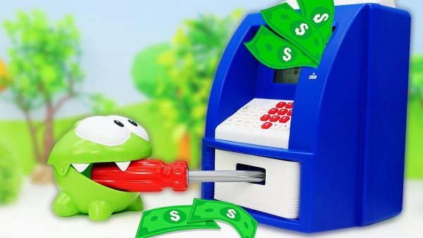 Ам Ням пытается взломать банкомат! Игрушки для малышей и развивающие мультики для детей