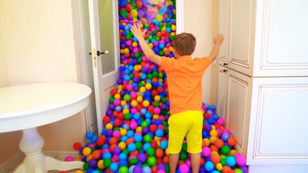 Senya and colorful balls and blocks