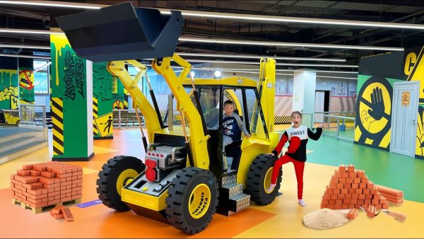 София и Макс катаются на Тракторе в Детском центре и играют на Строительной игровой Площадке