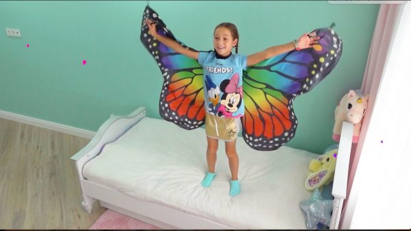 Софья Макс и папа гуляют в Dubai Butterfly Garden | Обучающие видео для малышей