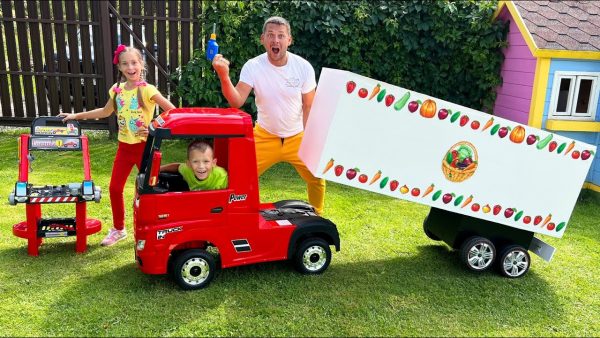 София и Макс собирают большой красный Грузовик! Kids unboxing and assembling Big red Truck!