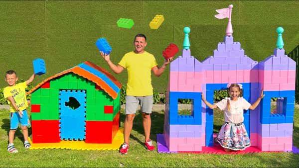 София и Макс построили игровые домики для детей из цветных блоков! Sofia and playhouse for kids