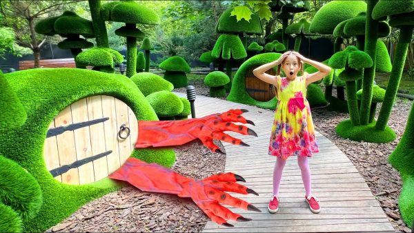 Sofia Lost Toy Dragon!! София на детской площадке ищет свою пропавшую игрушку