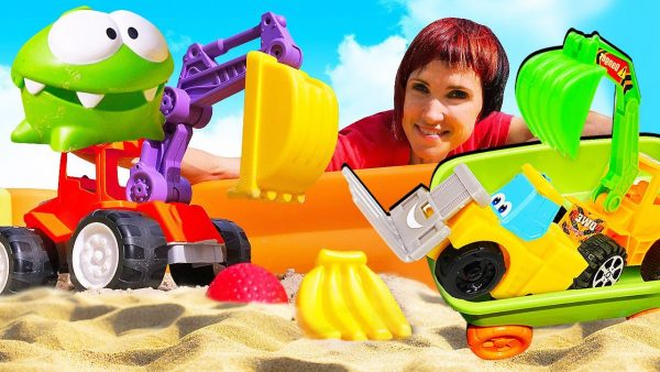 Видео для детей про машинки — Маша Капуки и Ам Ням показывают игрушечные машинки! Игры в песочнице