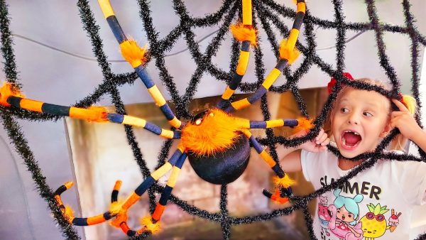 Alisa and Eva Play Trick or Treat | Halloween Adventure Stories for Kids