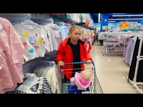 Алиса покупает одежду в магазине / Alice is shopping in the store