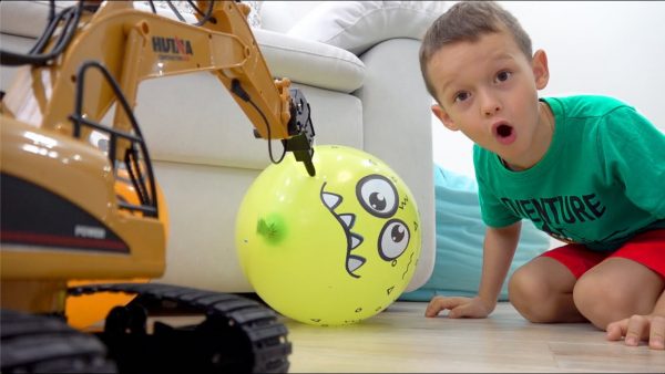 София и Макс лопают воздушные шарики с сюрпризами!! Surprise Excavator with Balloon Kids Play
