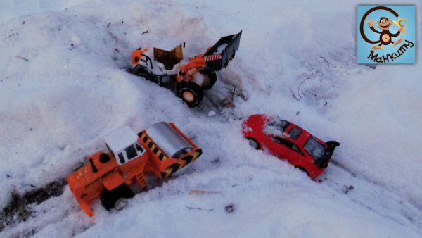Машинки игрушки — Экскаватор, красная машинка и каток чистят снег