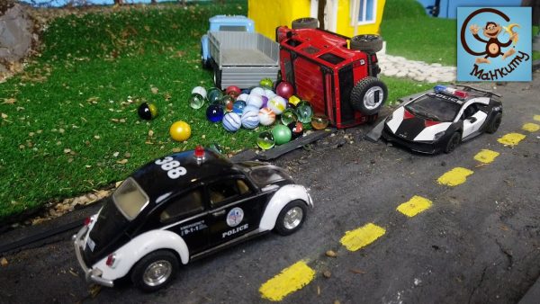 Машинки игрушки — полицейская машина, красный джип и погрузчик. Манкиту