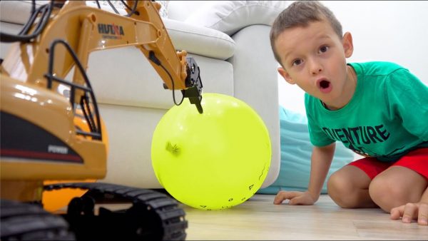 София и Макс играют с игрушечным трактором экскаватором и воздушными шарами