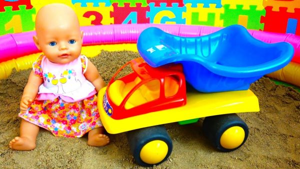 Funny learning with Baby dolls and sand molds