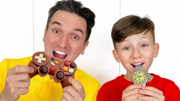 Senya and Dad Have Fun Playing Chocolate Challenge