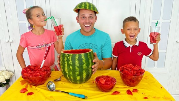 Sofia and Dad make healthy watermelon juice! Funny kids story
