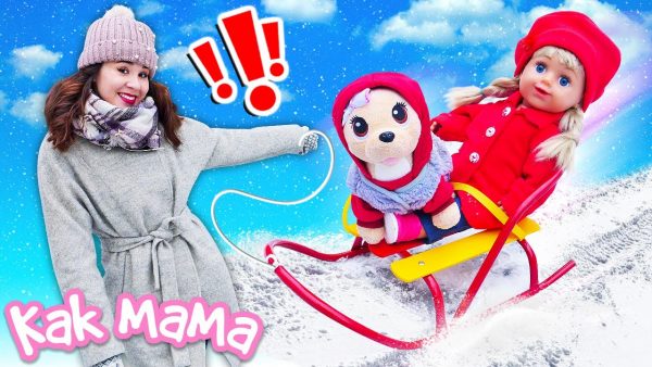 Кукла Беби Бон Эмили катается на санках на детской площадке! Видео для детей Как Мама